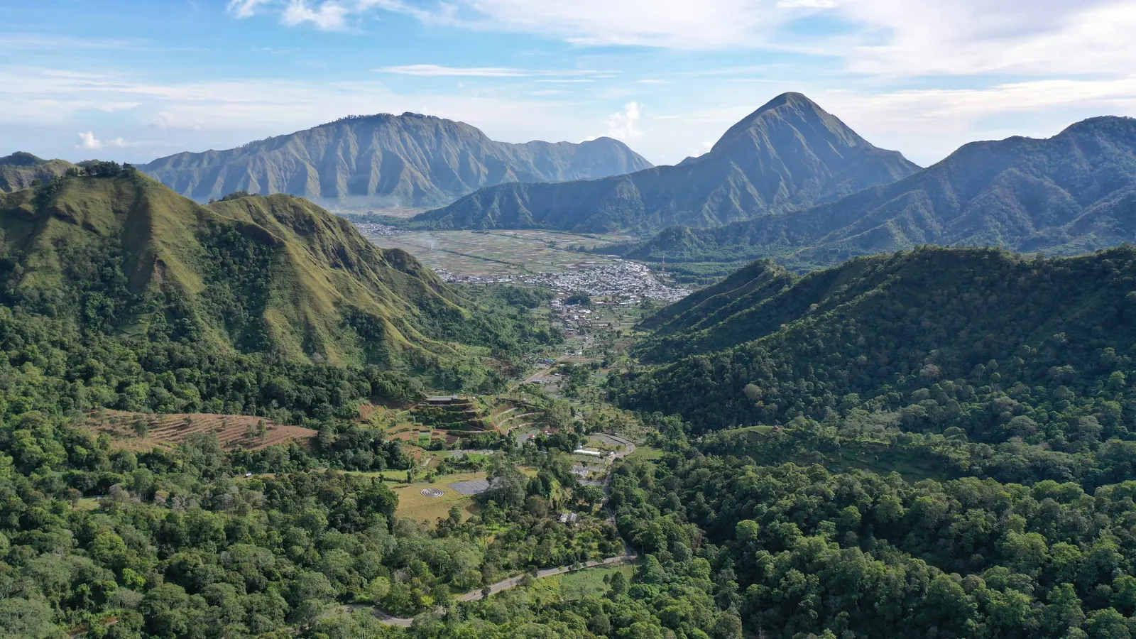 Forest, farmland and villages in the Sembalun valley